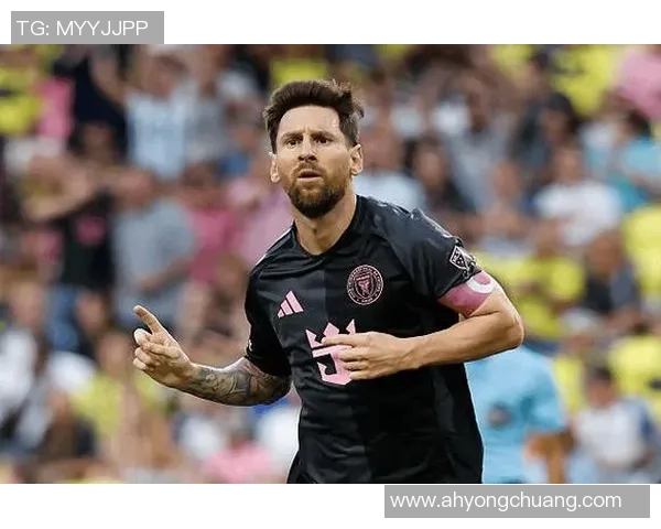 足球界的万字传奇球星：从青涩少年到全球瞩目的巨星