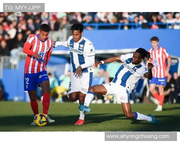 90年代世界足球巨星传奇时刻与巅峰对决：球场上的英雄与经典瞬间回顾